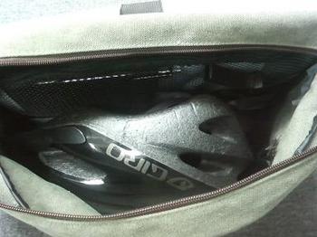 20100527-自転車用のカバン-newlookのPostinoOfficeを買った-06-何とかヘルメットも入る.jpeg